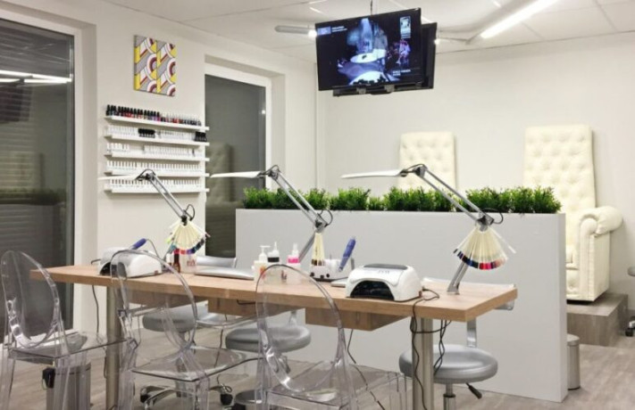 salon-krasoty-provodit-nabor-masterov-manikiura-big-0