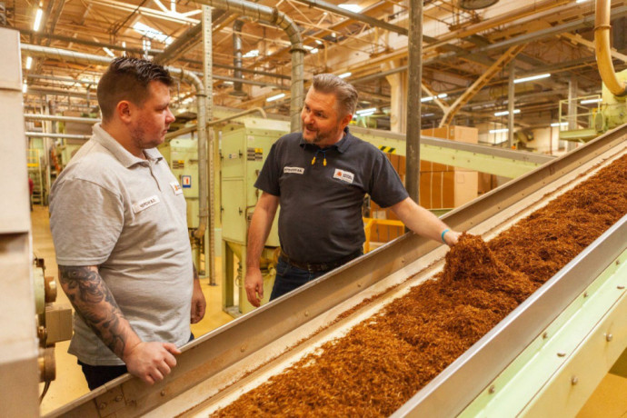 rabotnik-na-sigaretnuiu-fabriku-big-0