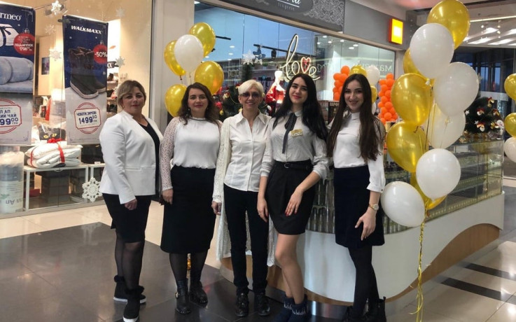 prodavec-parfiumeriyi-big-0