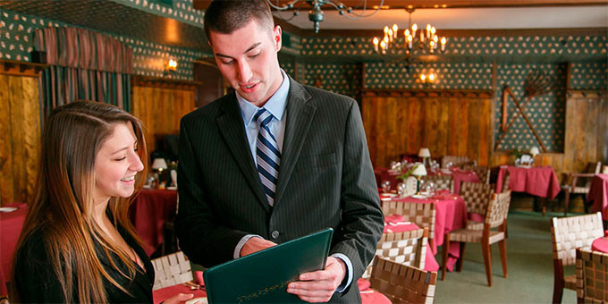 keruiucii-restoranom-big-0